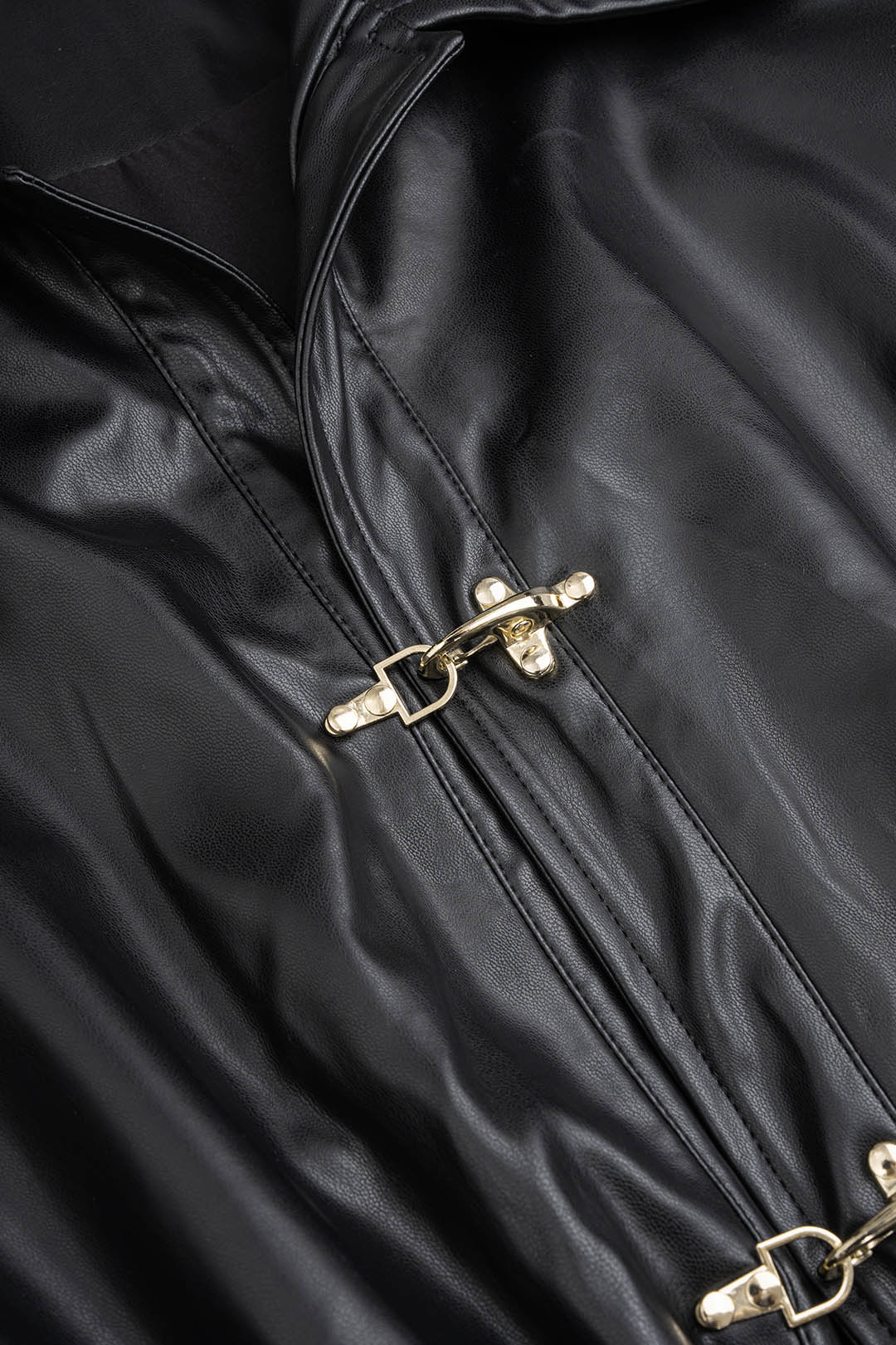 Leren-look metallic jasje met gesp