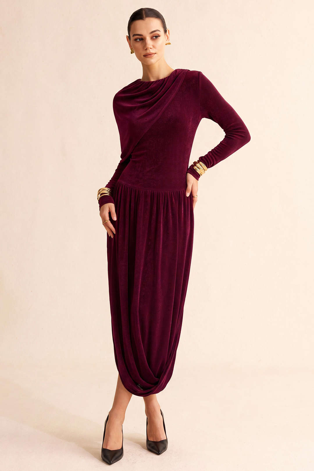 Asymmetrische maxijurk met ruches en ronde hals