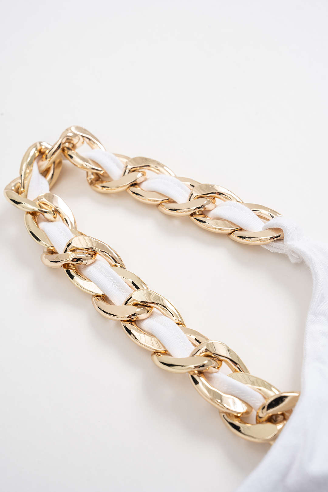 Mona - Metallic top met kettingdetail