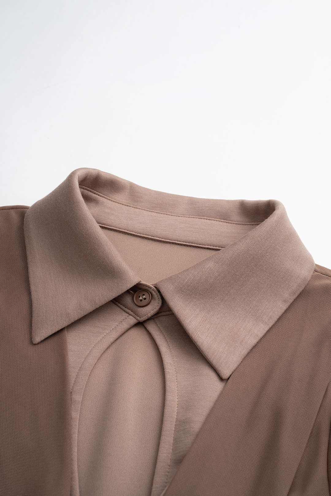 Faye - Patchwork blouse met kant, uitsnijding en lange mouwen