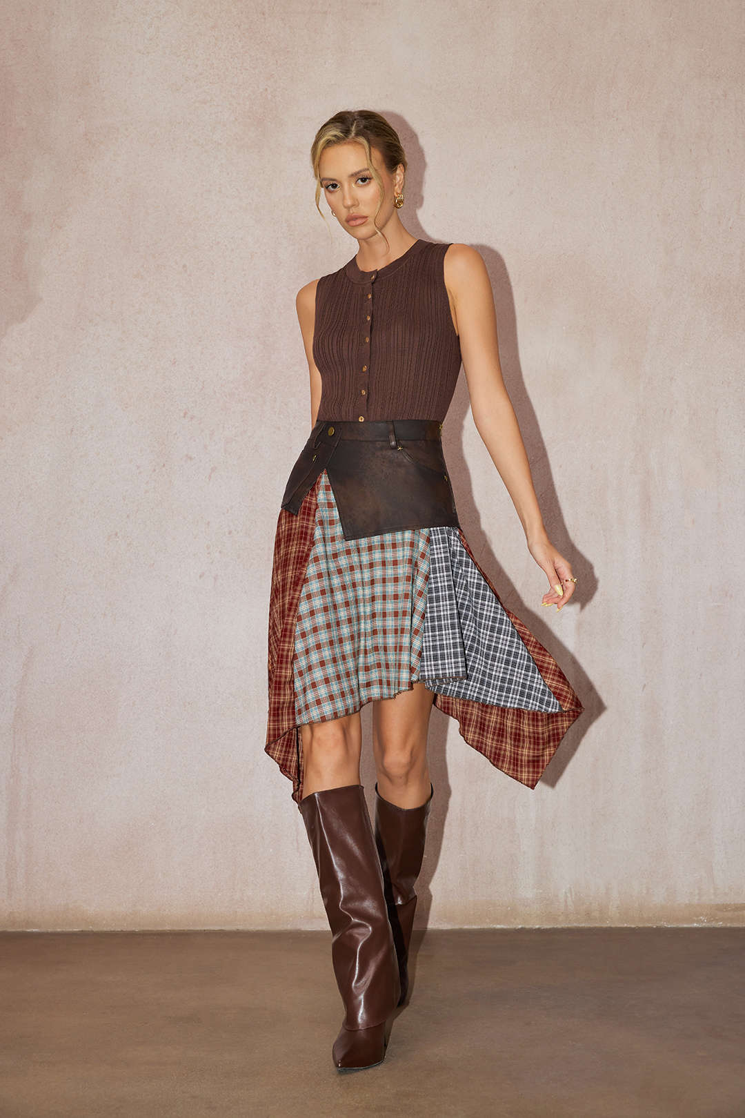 Geruite leren-look rok met asymmetrische zoom