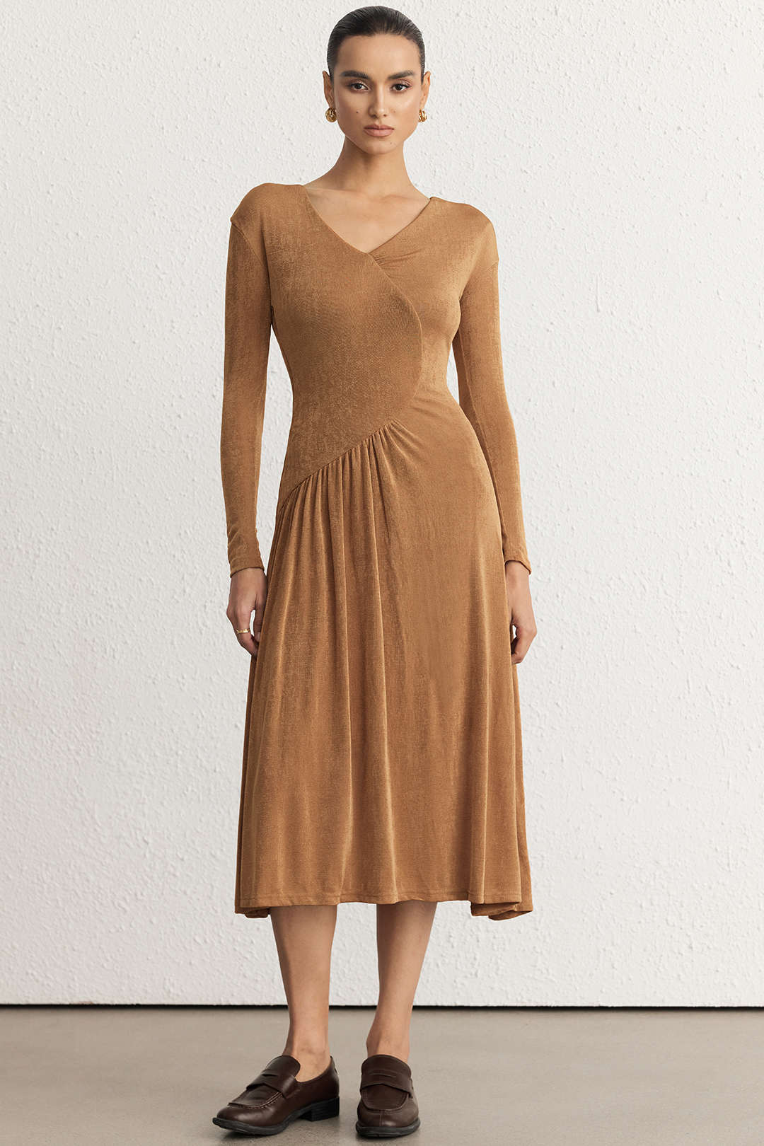 Asymmetrische midijurk met lange mouwen