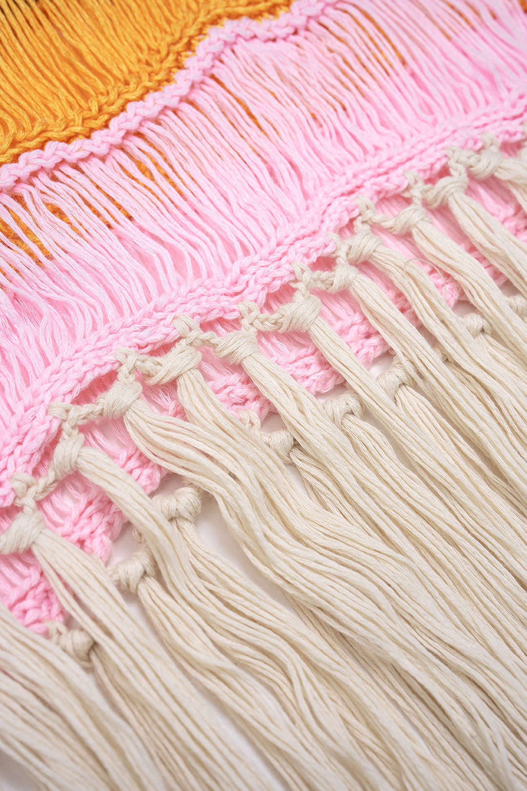 Nina - Gebreide mouwloze midijurk met ronde hals en franjes