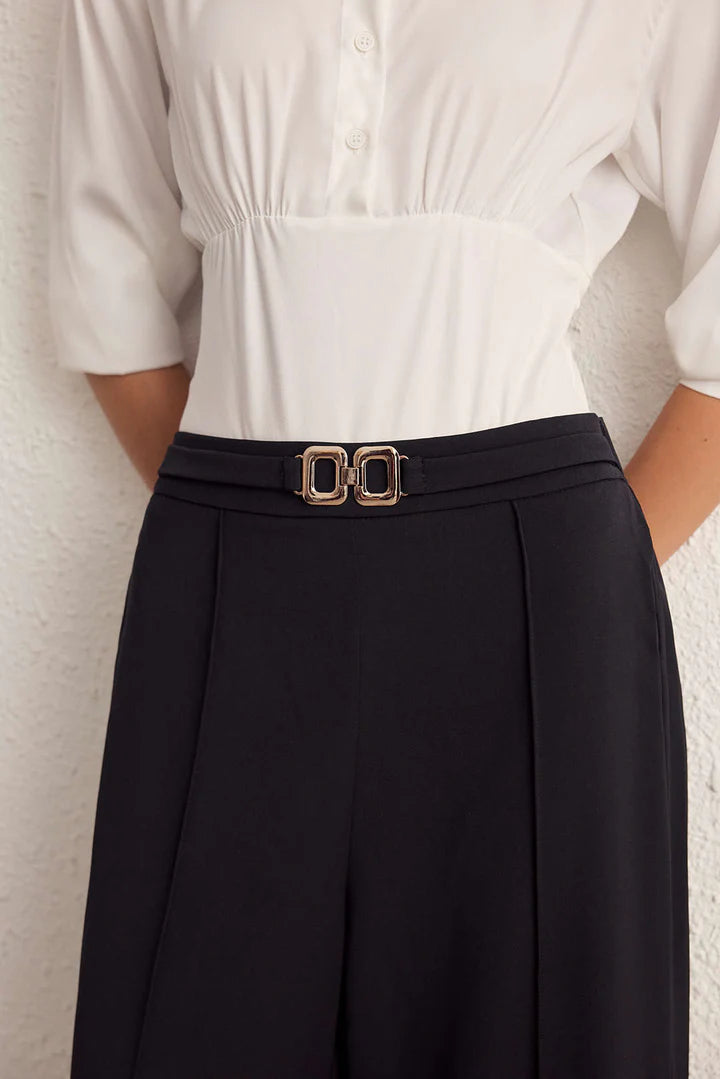 Solid trousers with a belt and wide legs