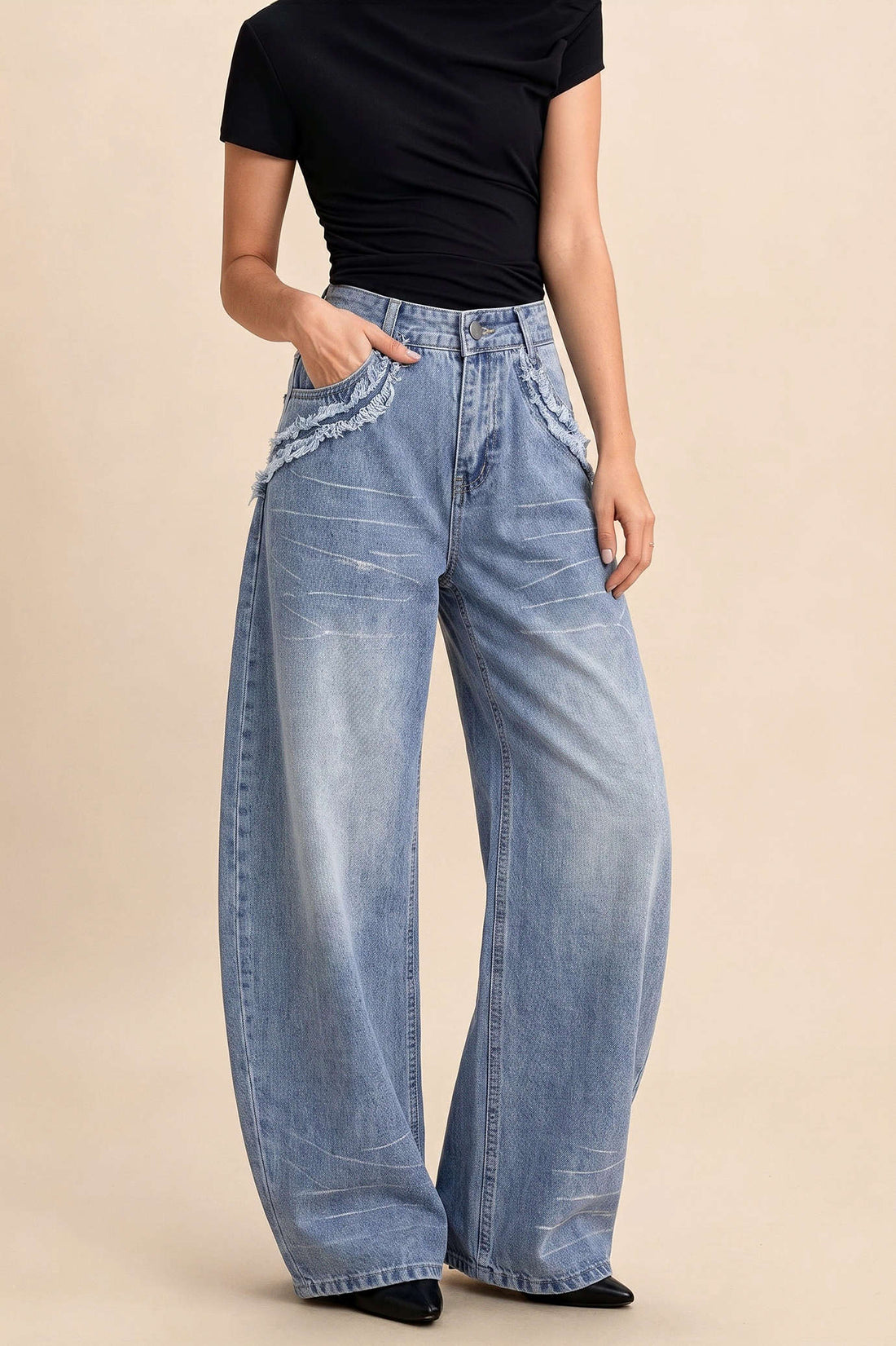 Jeans met rafelrand, zakken en wijde pijpen