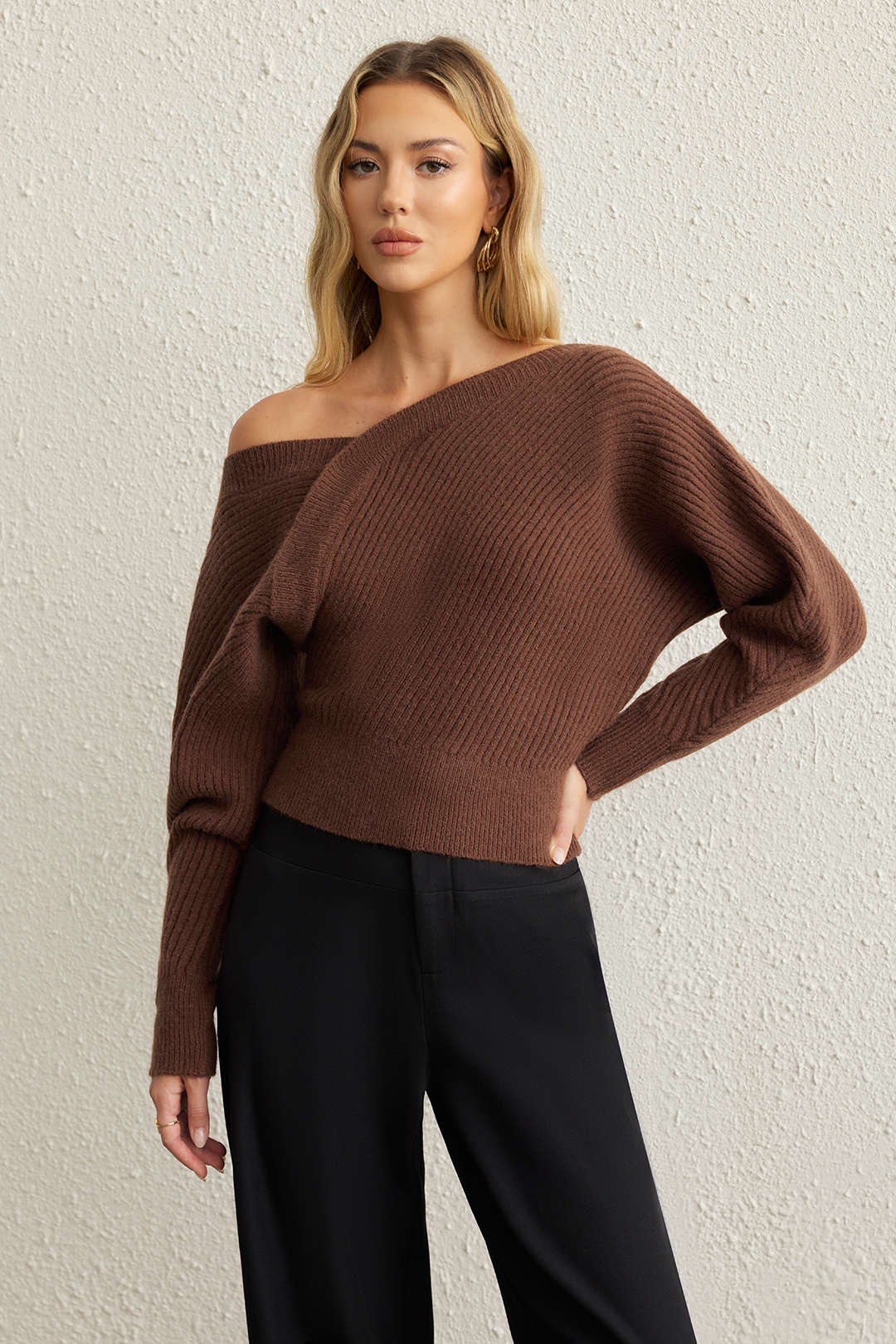 Romy - Gebreide asymmetrische top met één schouder en lange mouwen