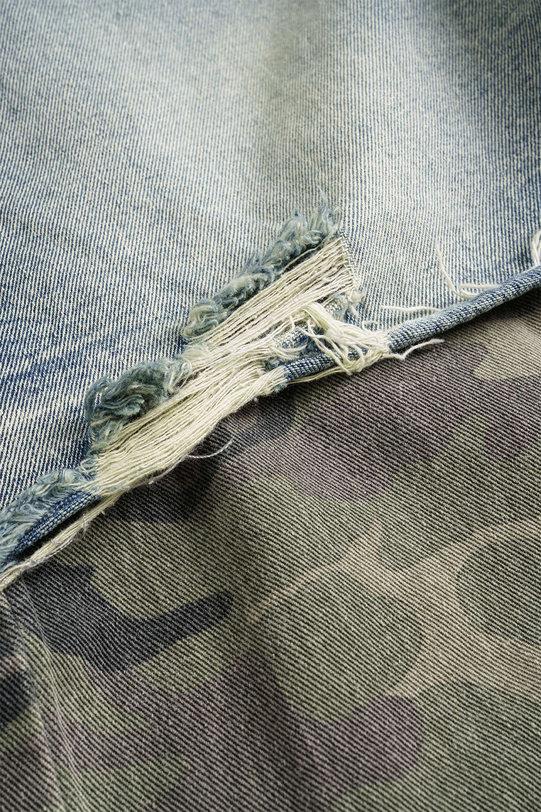 Camouflage jeans met knoopjes en zakken