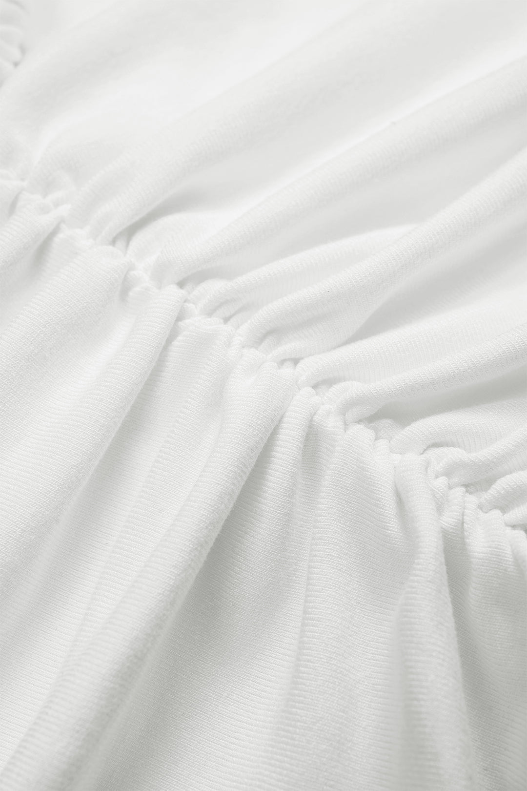 Asymmetrische minijurk met ruches en gedraaid detail