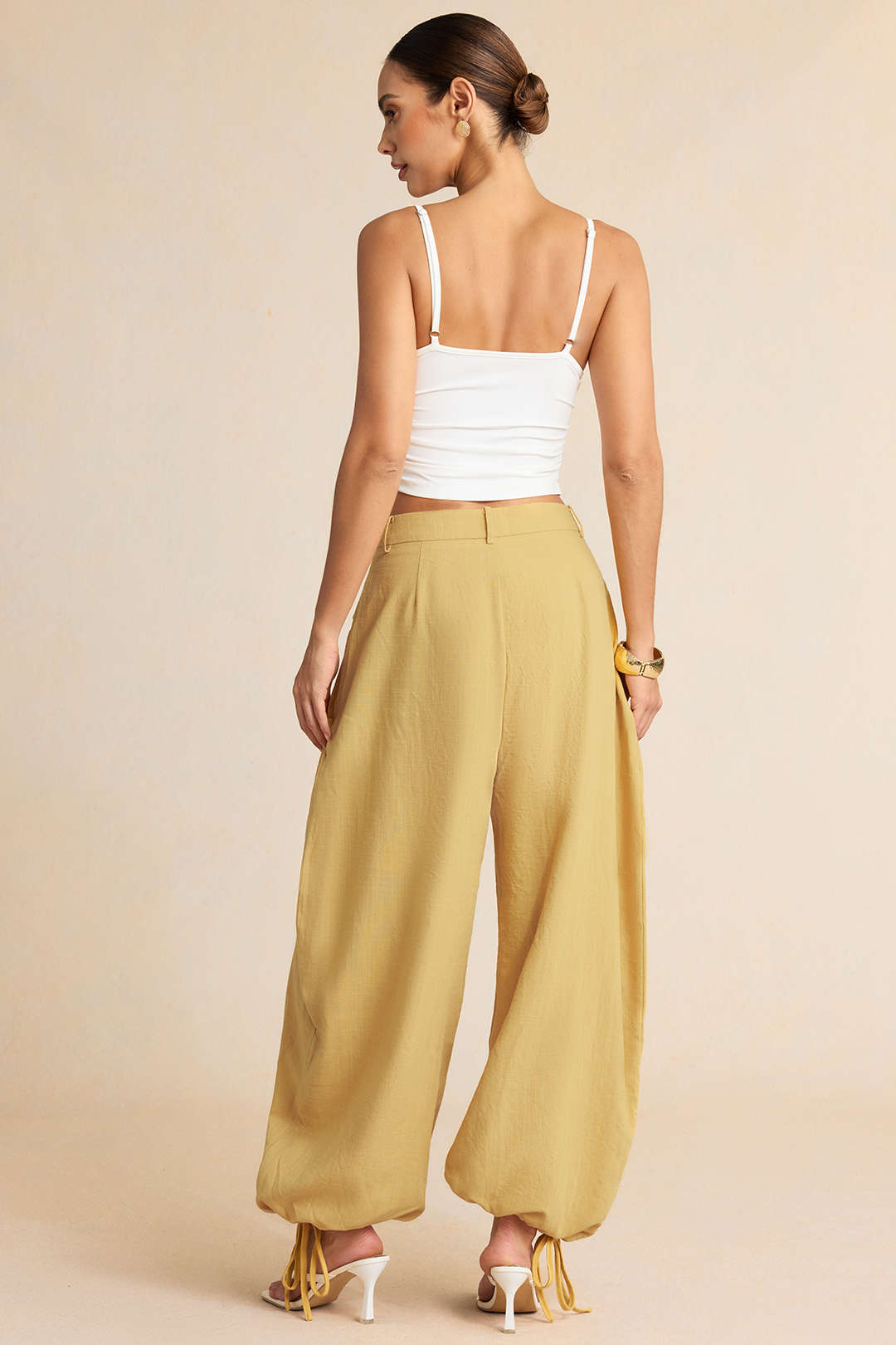 Broek met knoopjes, zakken en strik