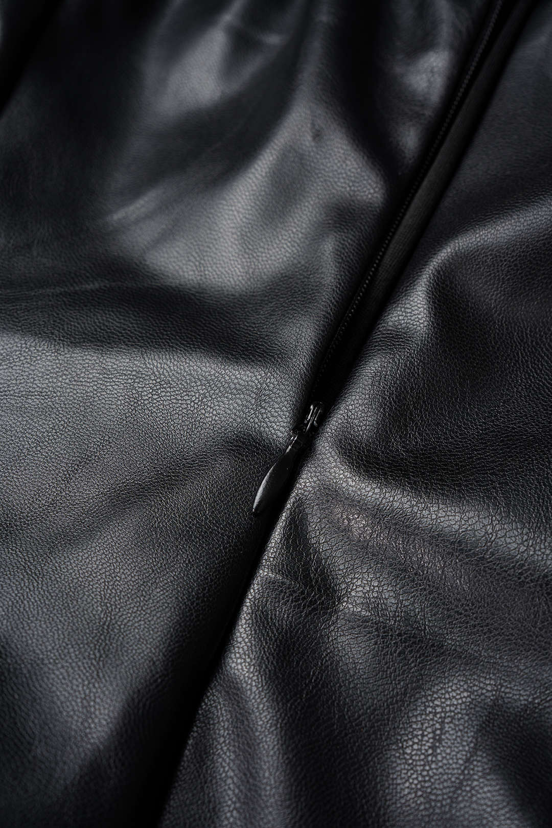 Leren-look metallic minijurk met kettingdetail