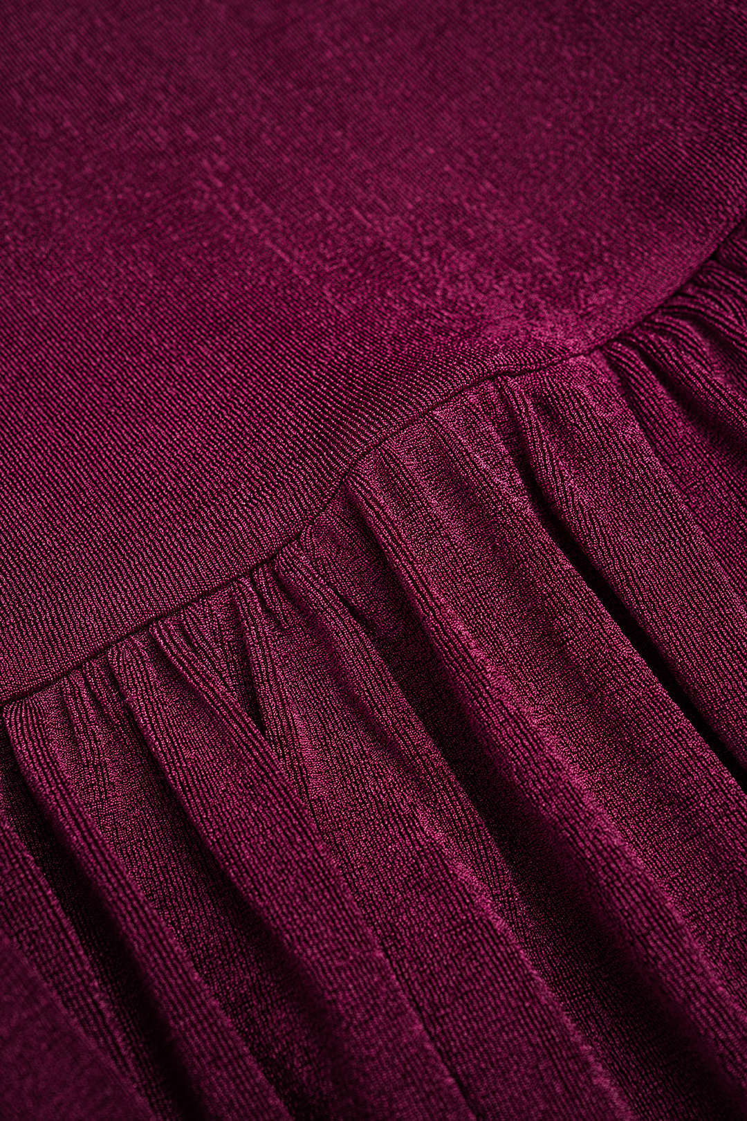 Asymmetrische maxijurk met ruches en ronde hals
