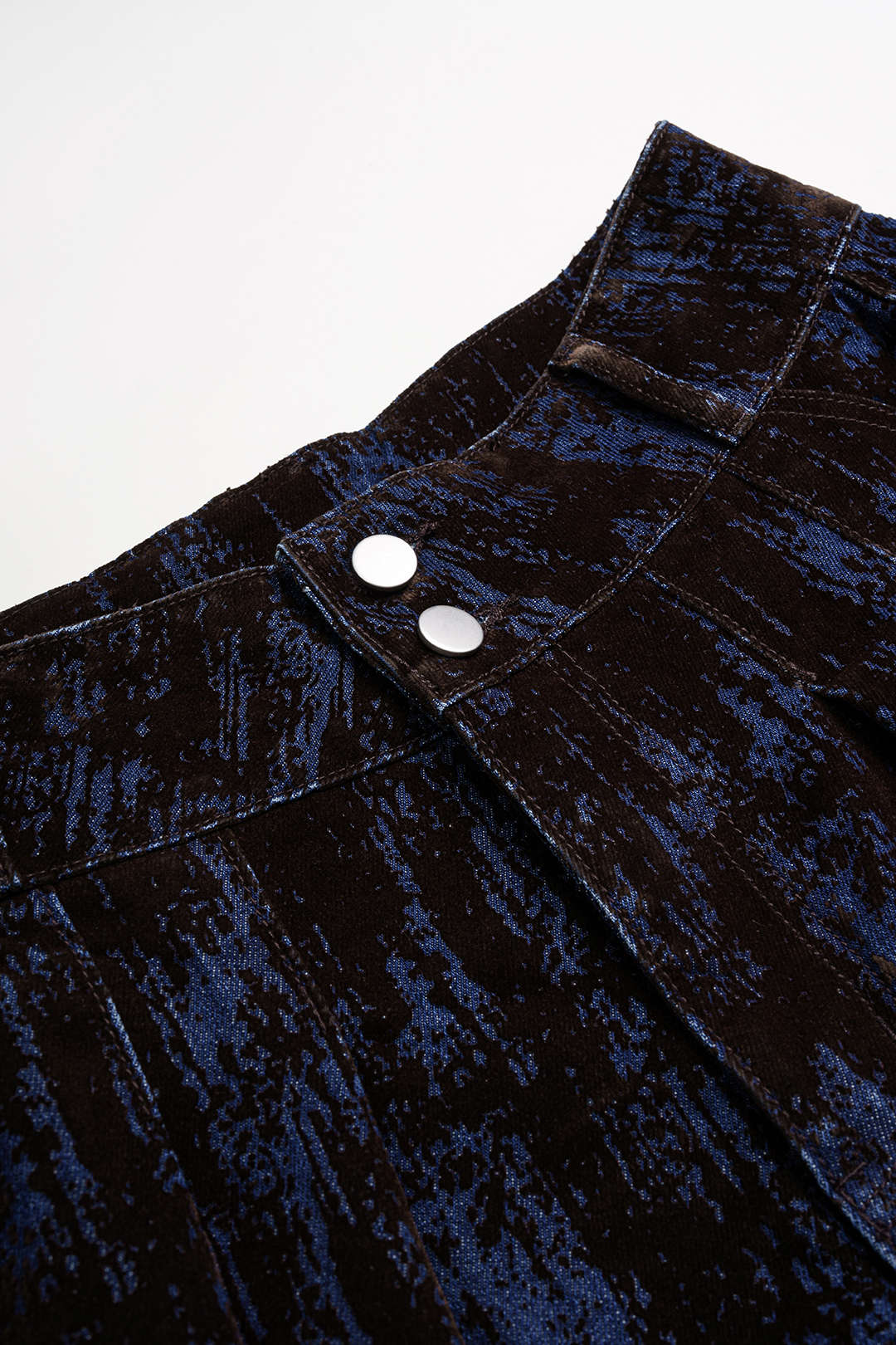 Abstracte print jeans met knoopjes en ballonmodel