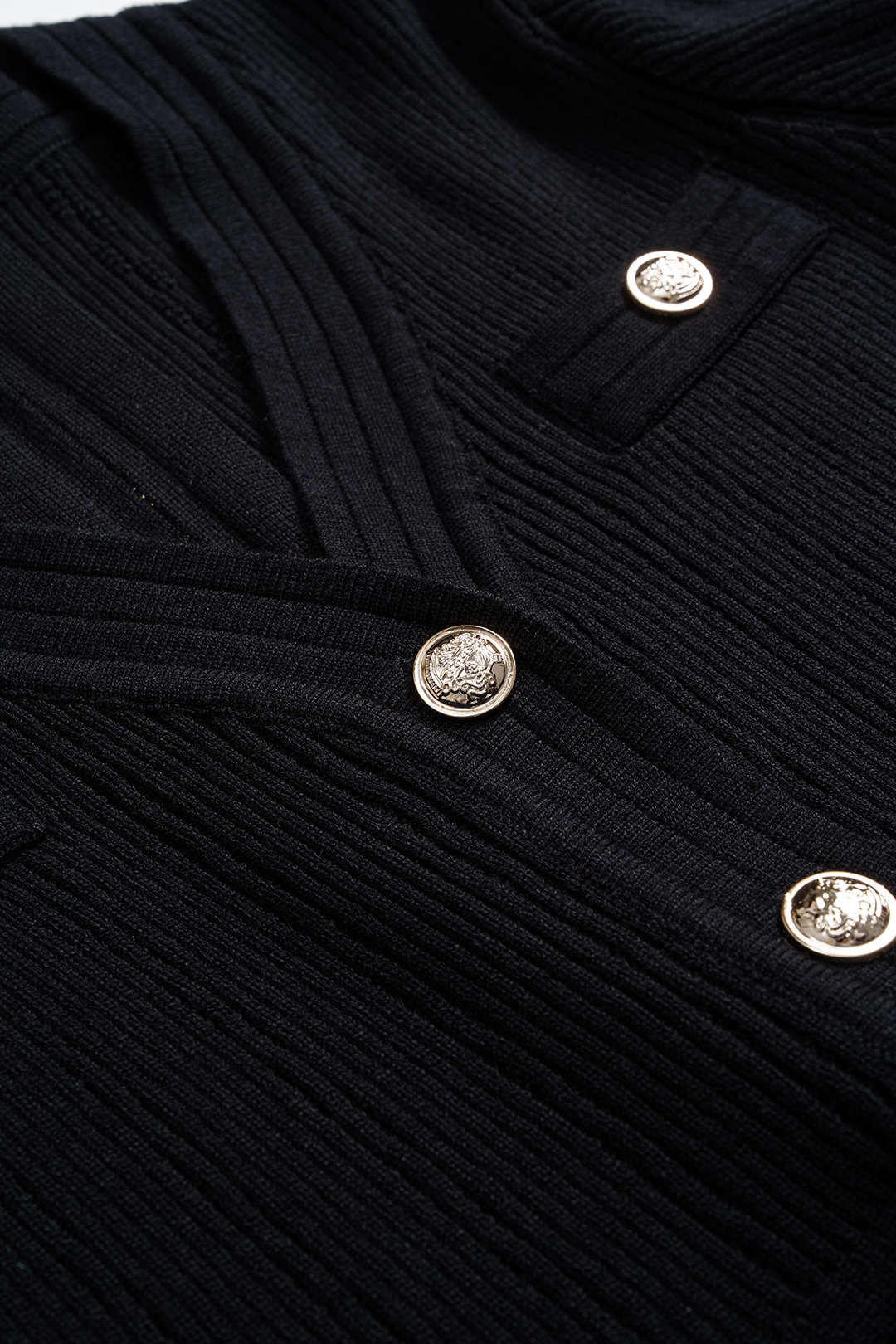 Gebreide metallic maxijurk met V-hals en knoopjes