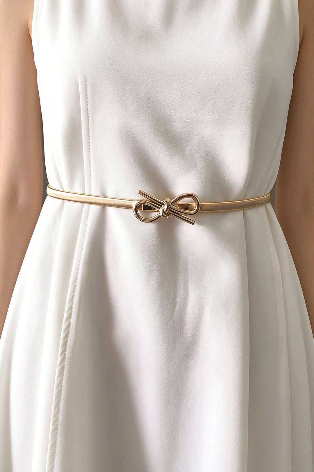 Metallic item met strik en kettingdetail