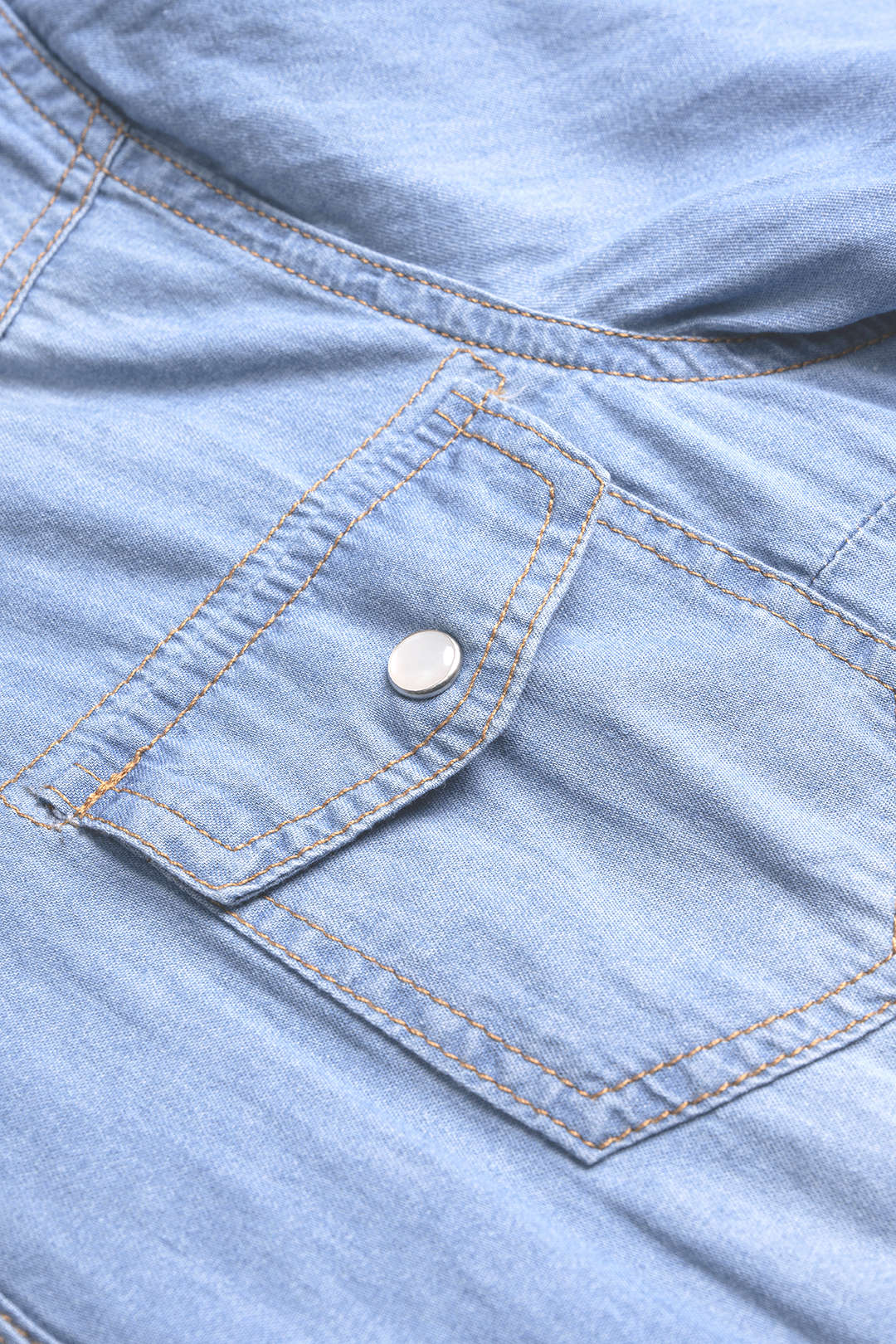 Denim blouse met revers, knoopdetail en korte mouwen