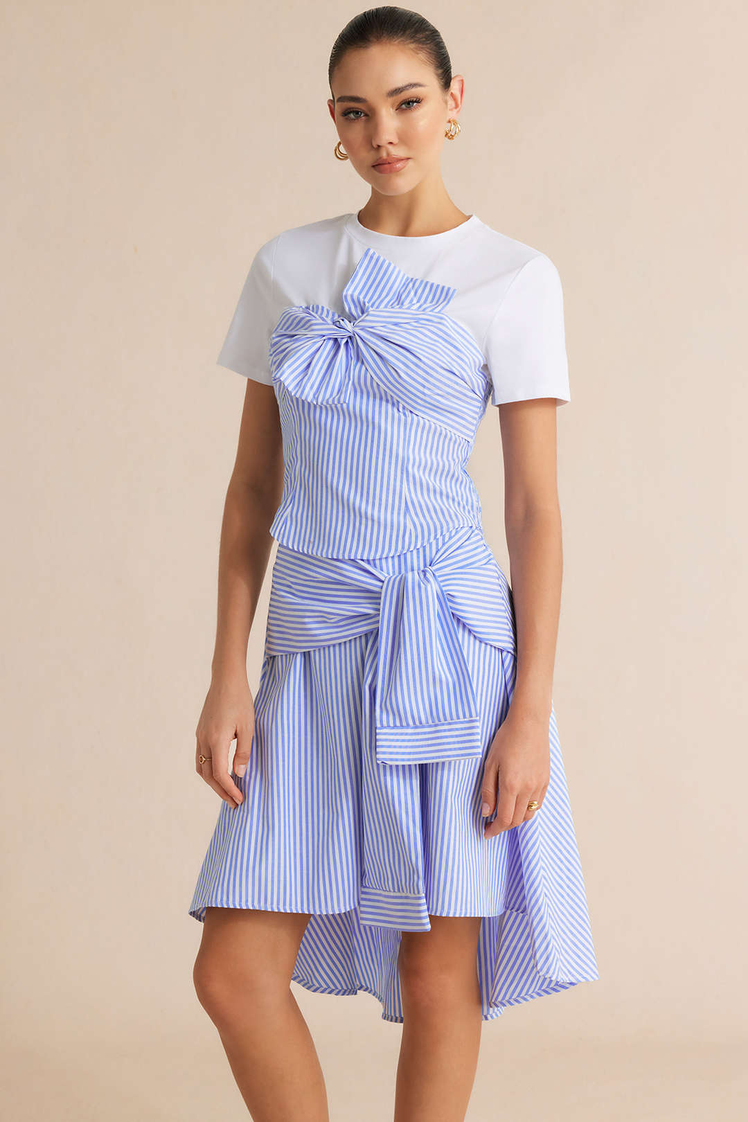 Gestreept patchwork T-shirt met knoopdetail en korte mouwen