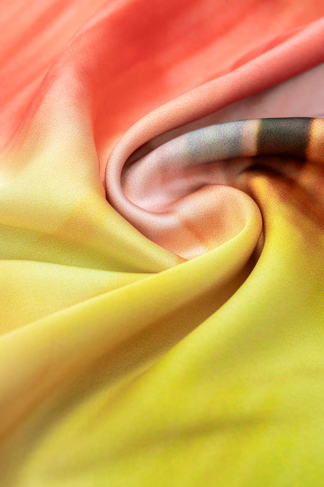 Tie-dye satijnen maxijurk met drapering en watervalhals