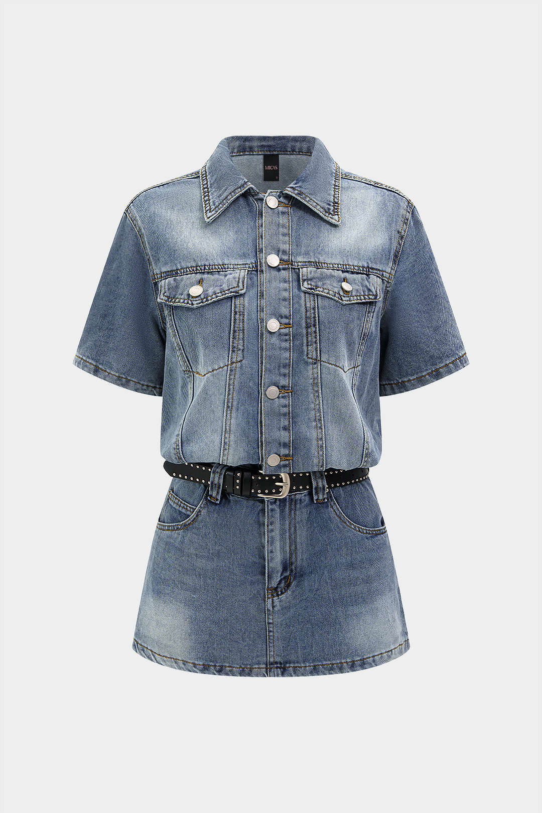Denim playsuit met riem, knoopjes en zakken