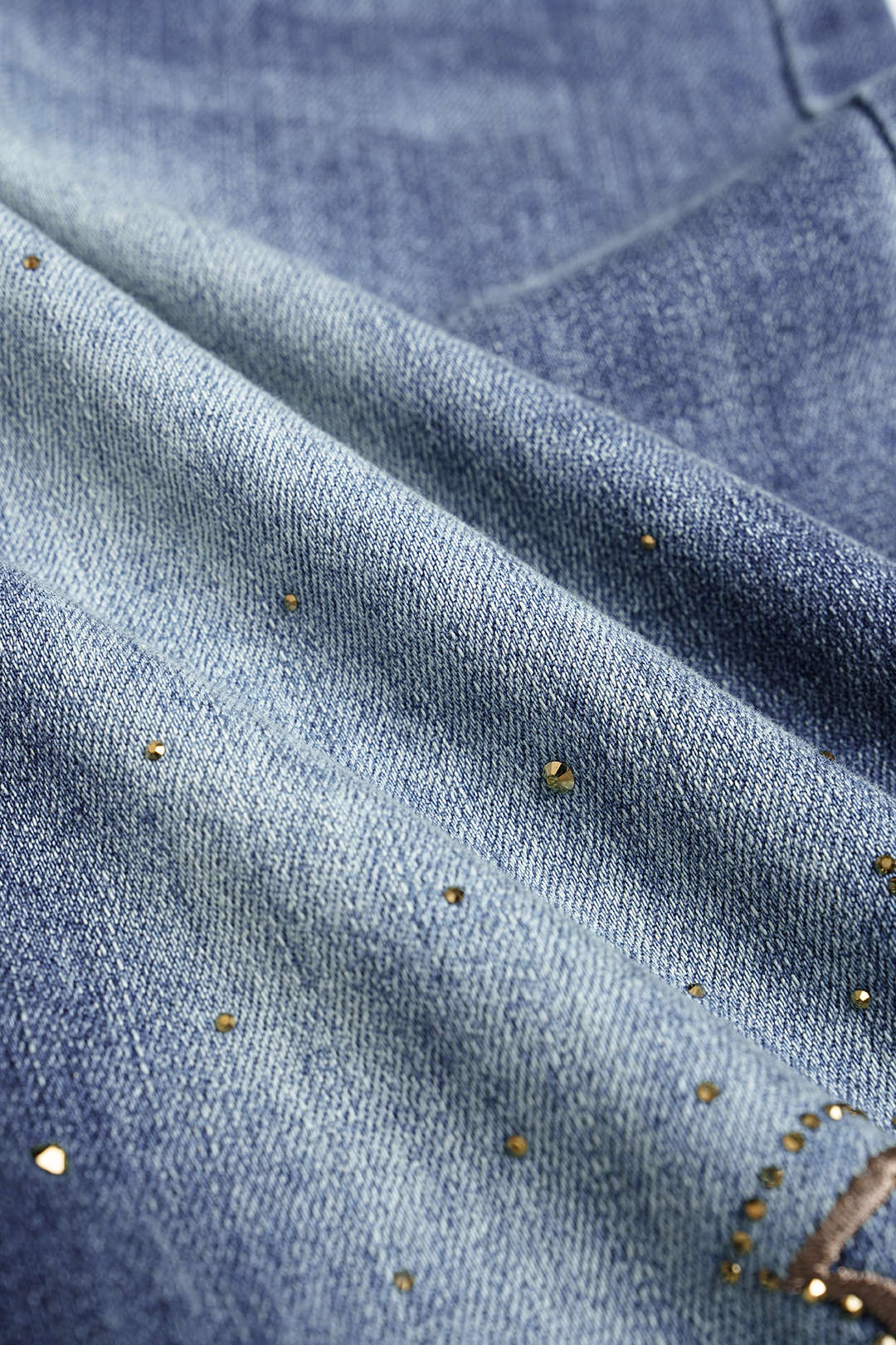 Jeans met borduursel, strass en uitsnijding