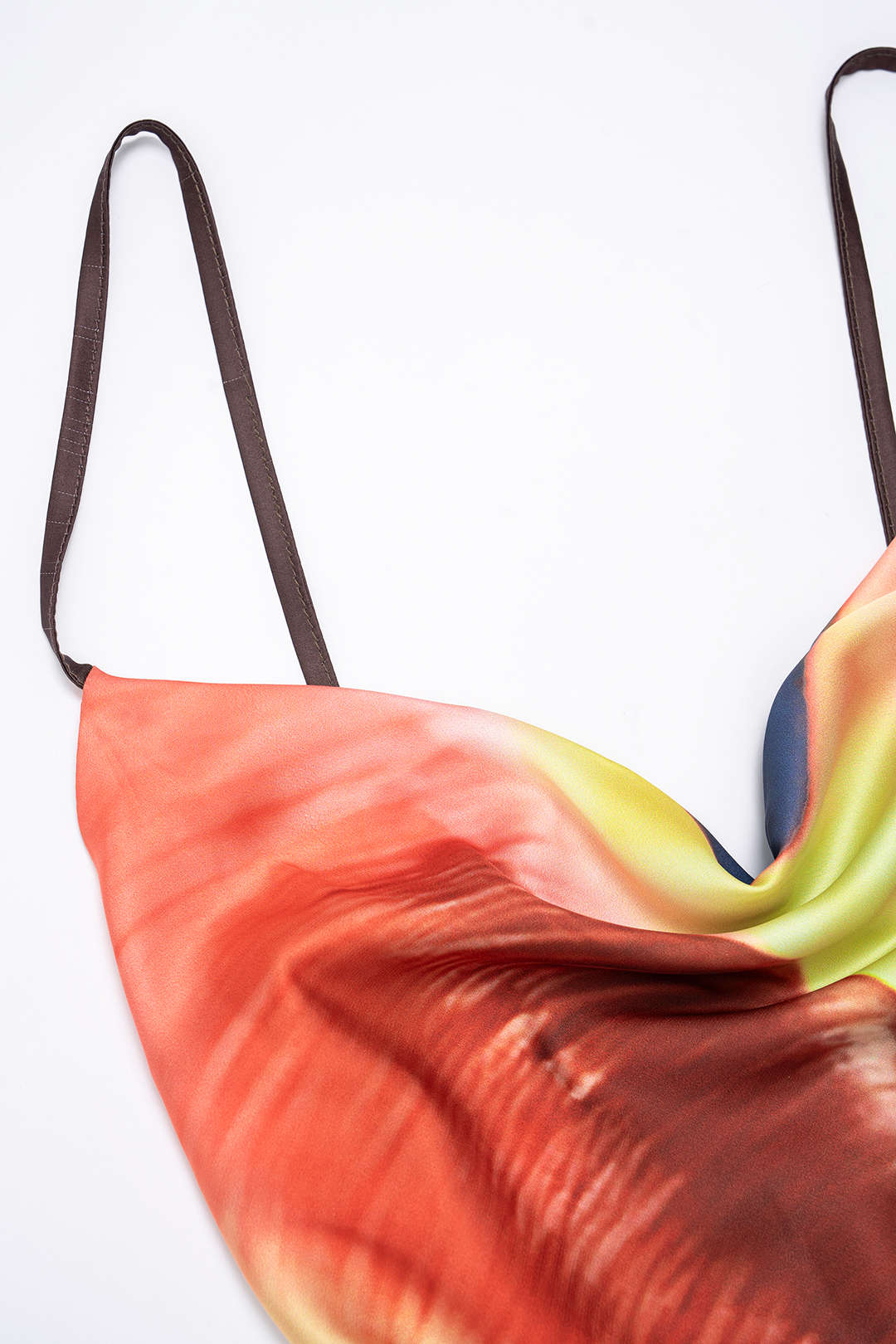 Tie-dye satijnen maxijurk met drapering en watervalhals