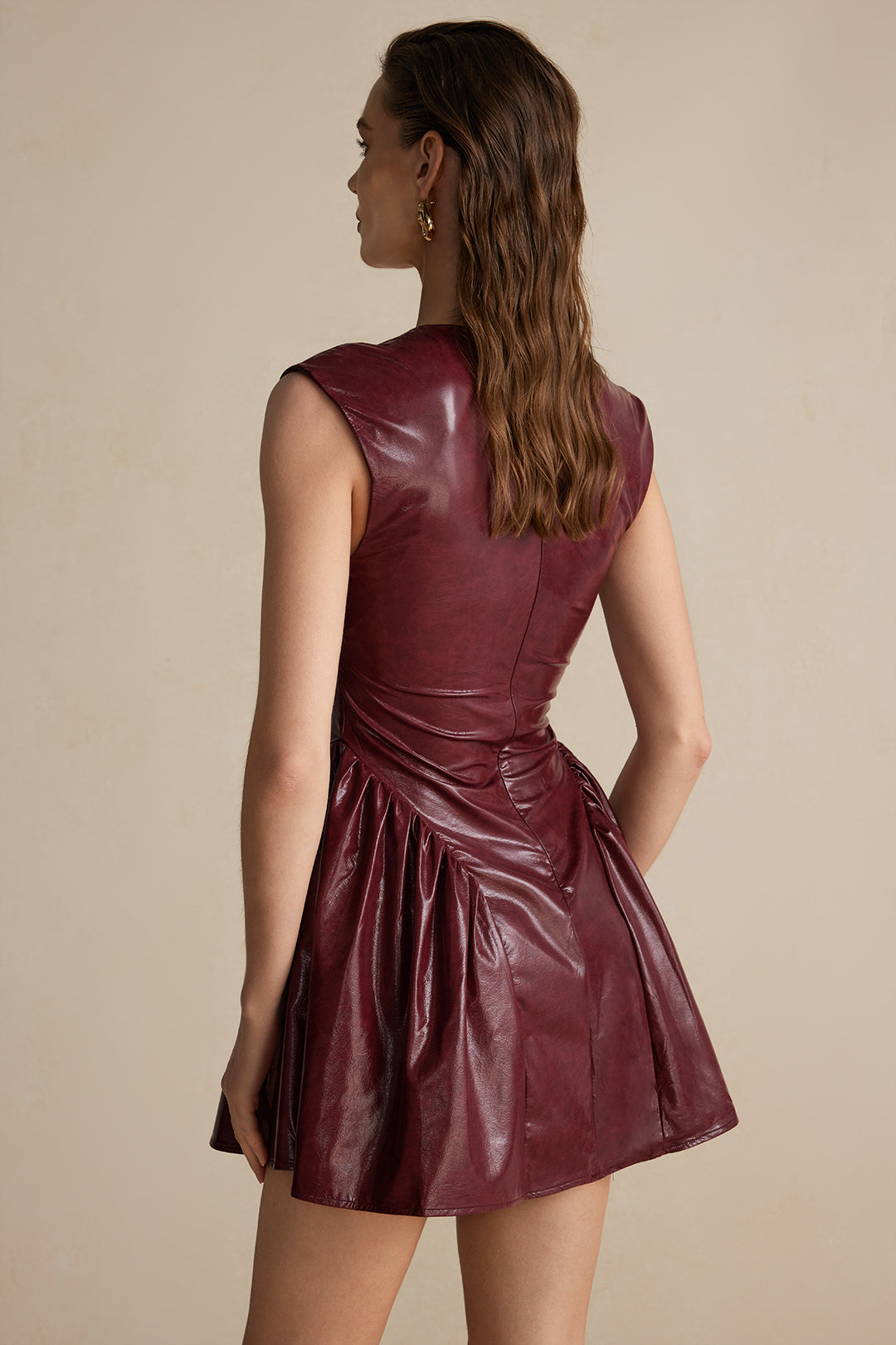 Leren-look minijurk met V-hals en ruches