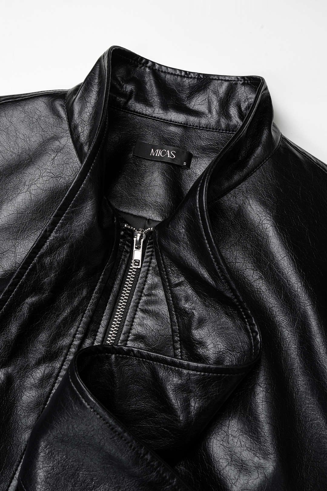 Leren-look jasje met knoopdetail en rits