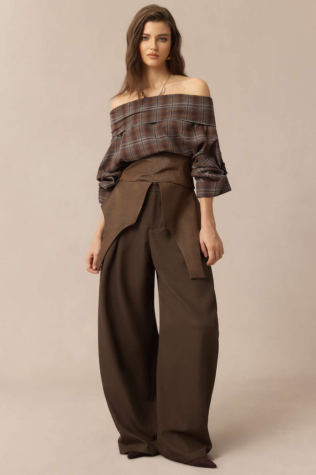 Geruite satijnen blouse met blote schouders en rits
