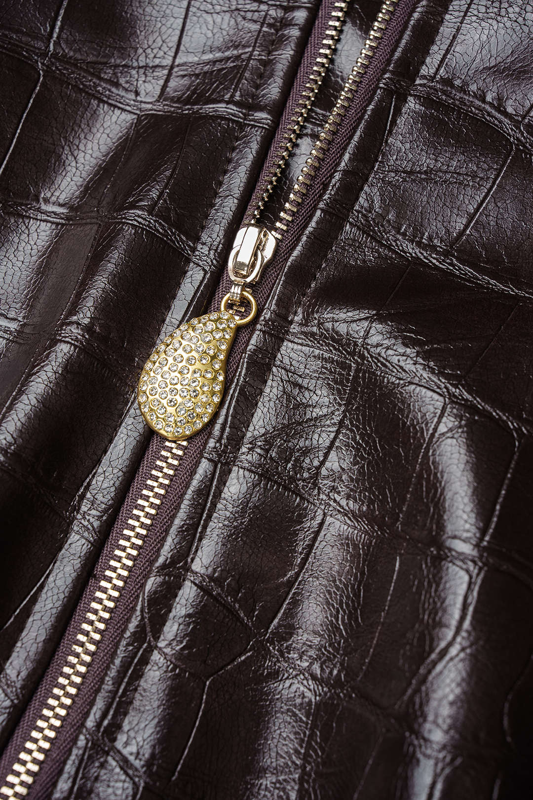 Mouwloze maxi-jurk met halterhals, imitatieleer en metalen ketting