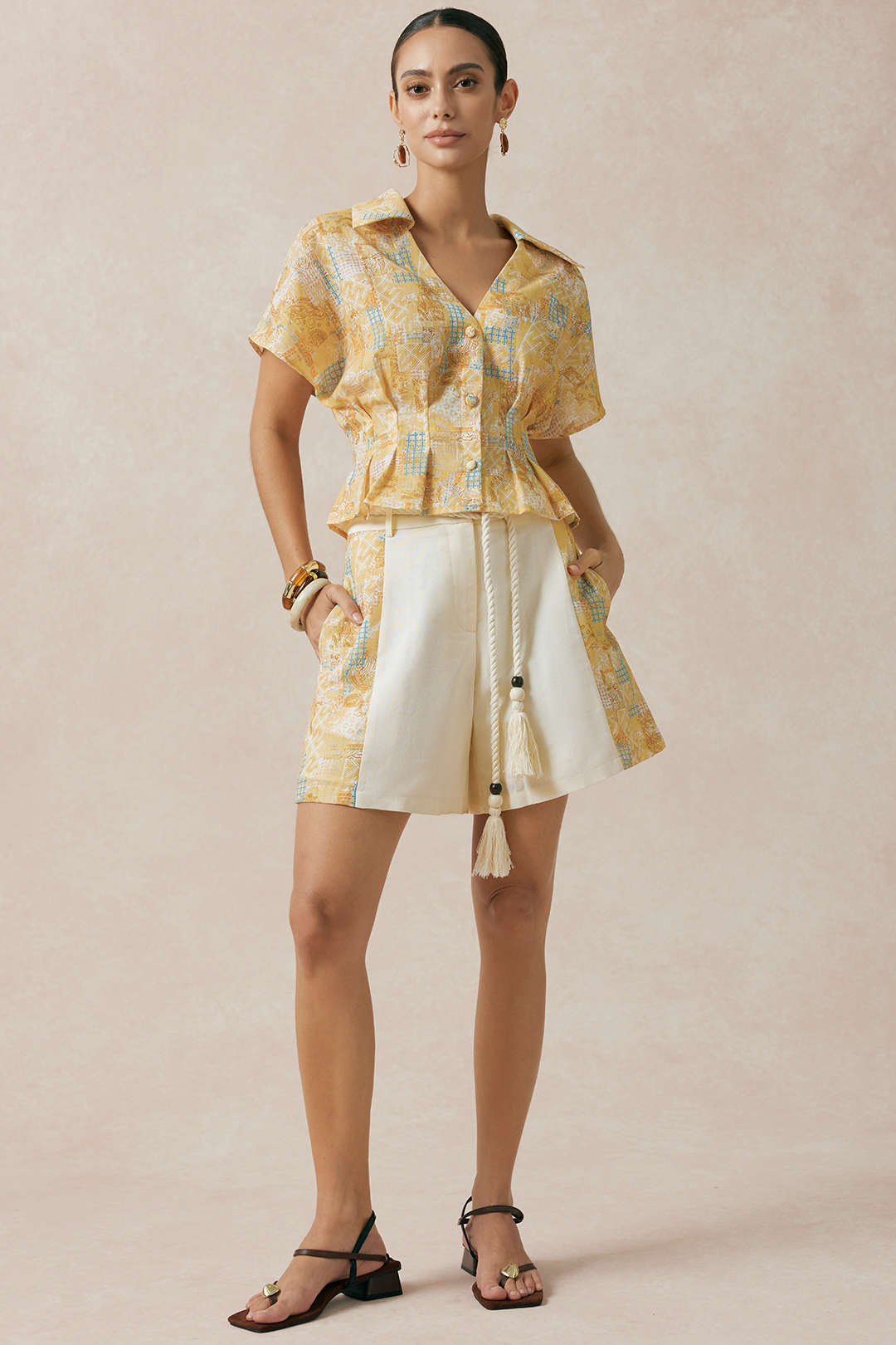Linde - Top met V-hals, ruches en korte mouwen