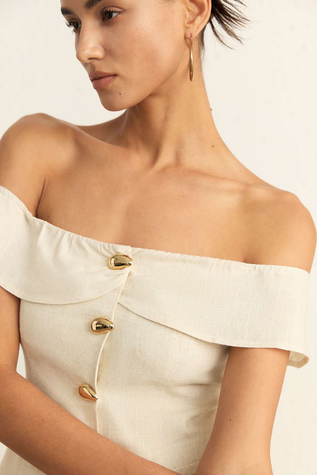 Linnen metallic top met knoopjes en blote schouders