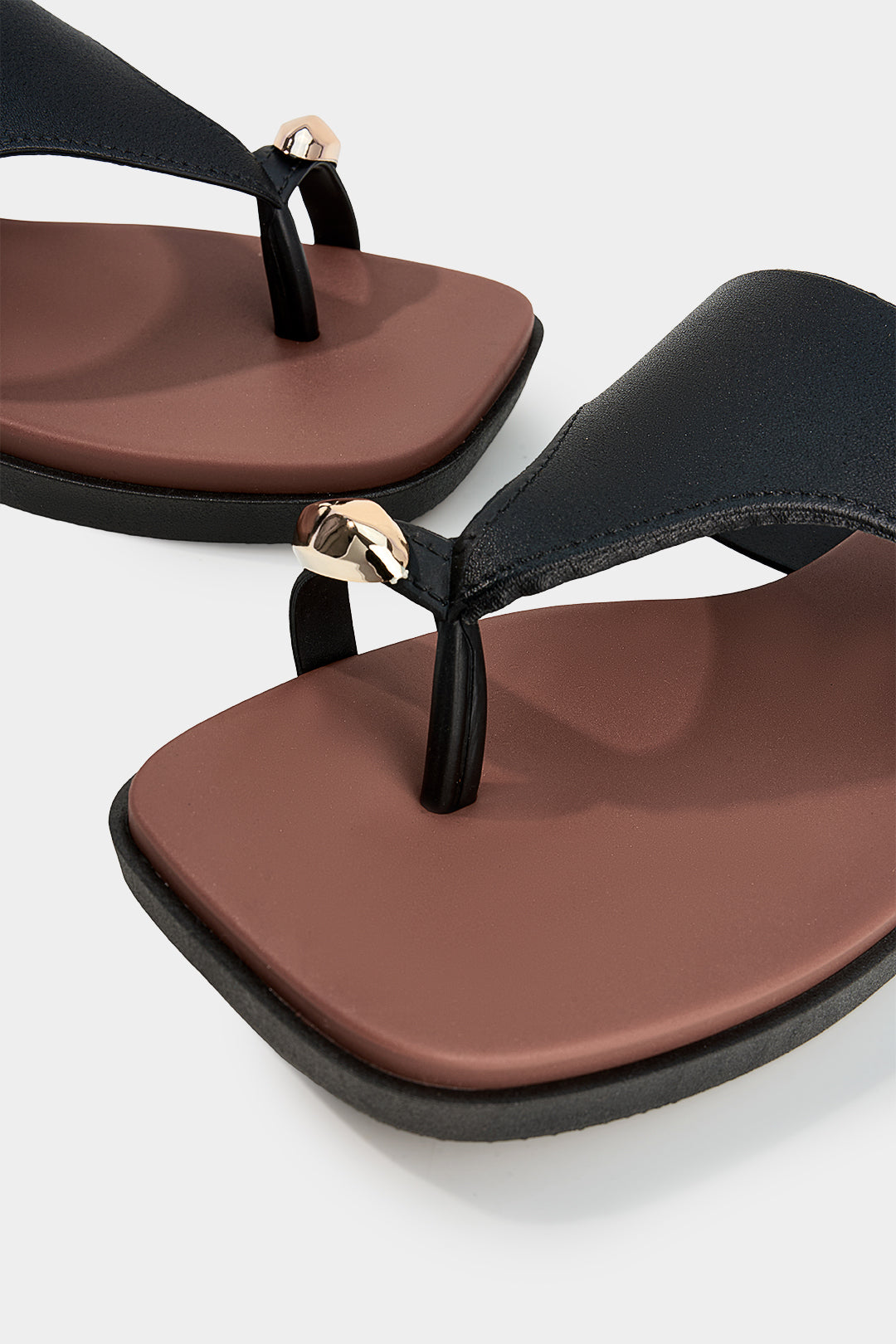 Leren-look metallic sandalen