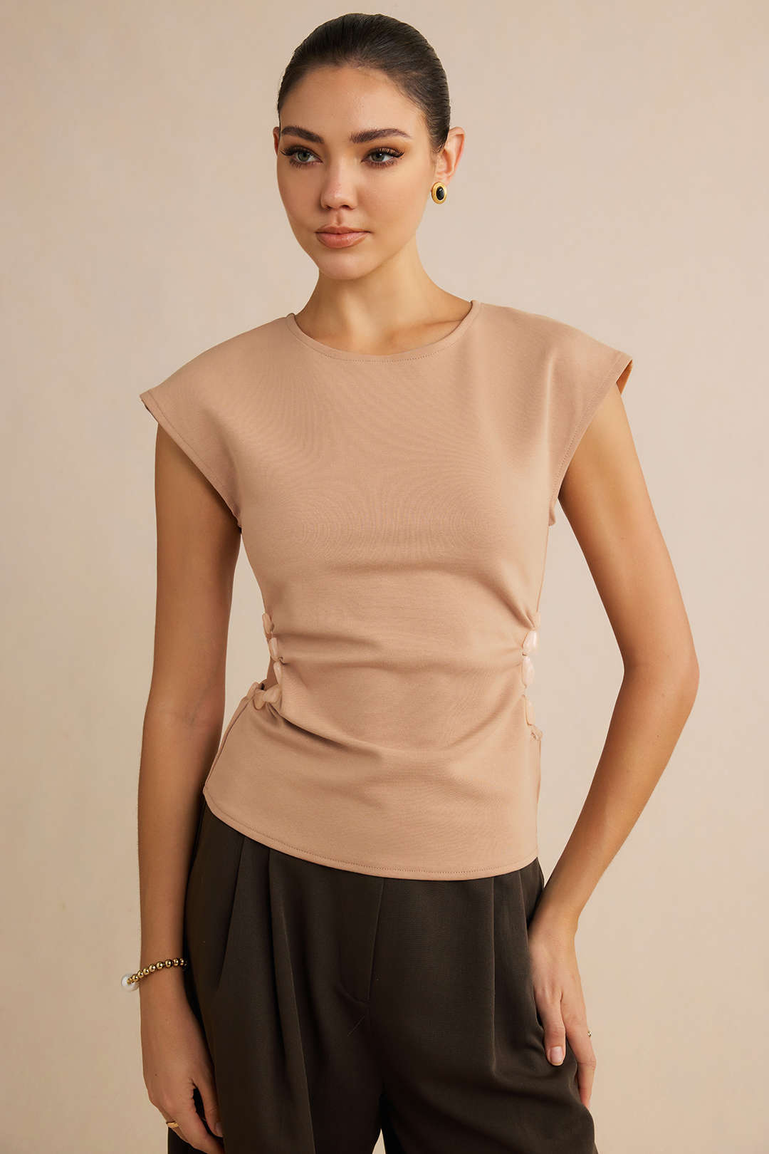 Asymmetrisch T-shirt met ronde hals, kralen en uitsnijding