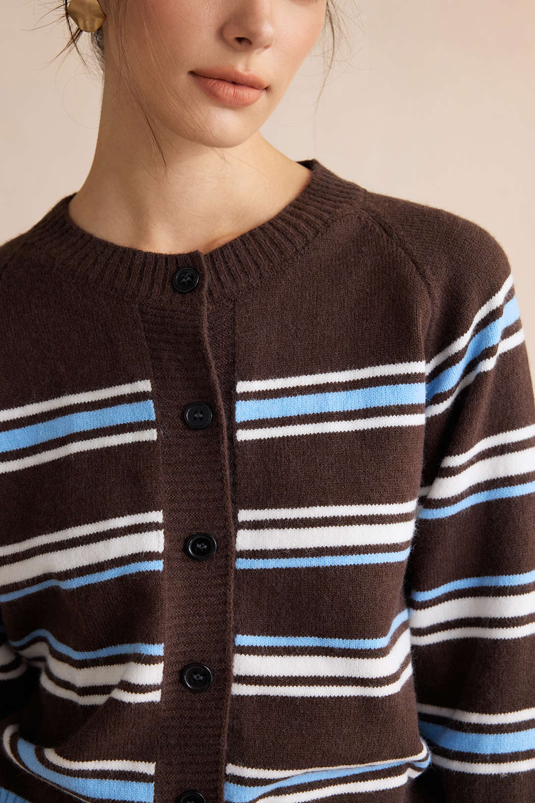 Dana - Gebreid vest met knoopjes