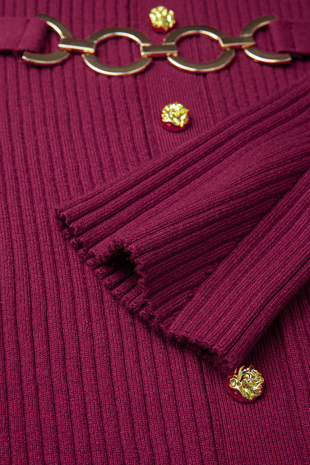 Gebreide metallic maxijurk met riem, V-hals en lange mouwen