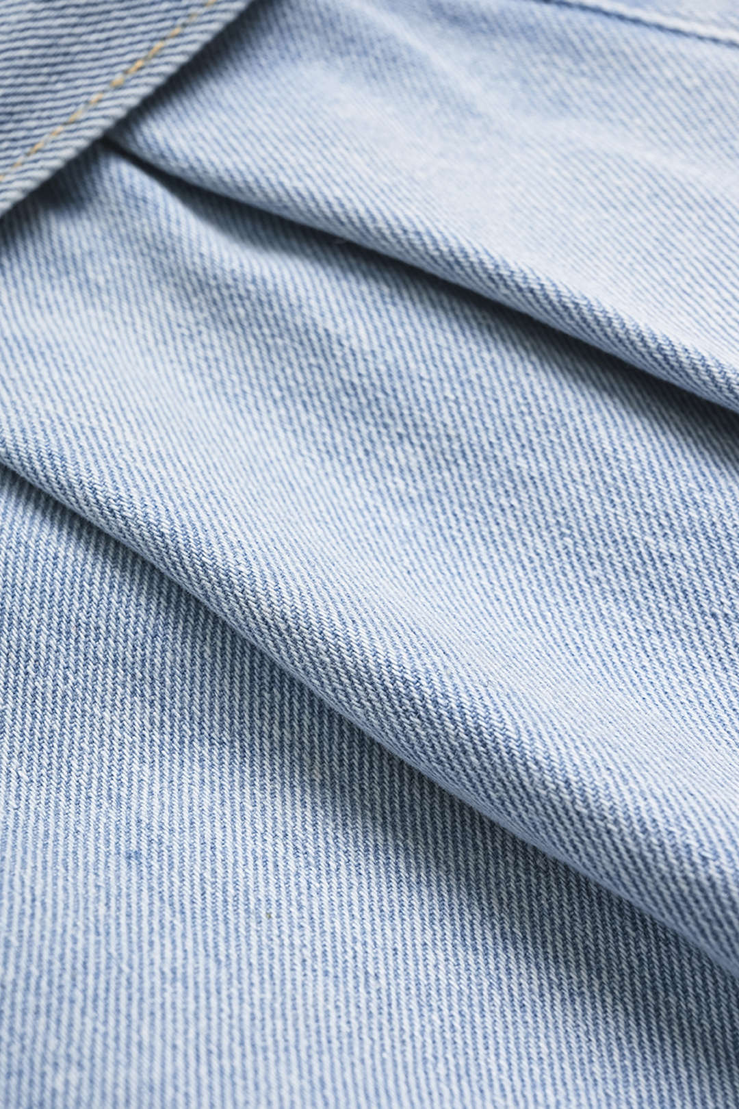 Denim geplooide short met riem, hoge taille en wijde pijpen