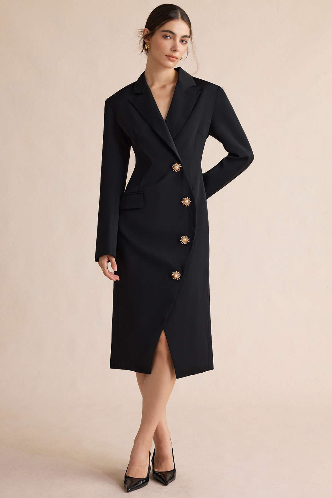 Asymmetrische midi-jurk met metalen details en lange mouwen