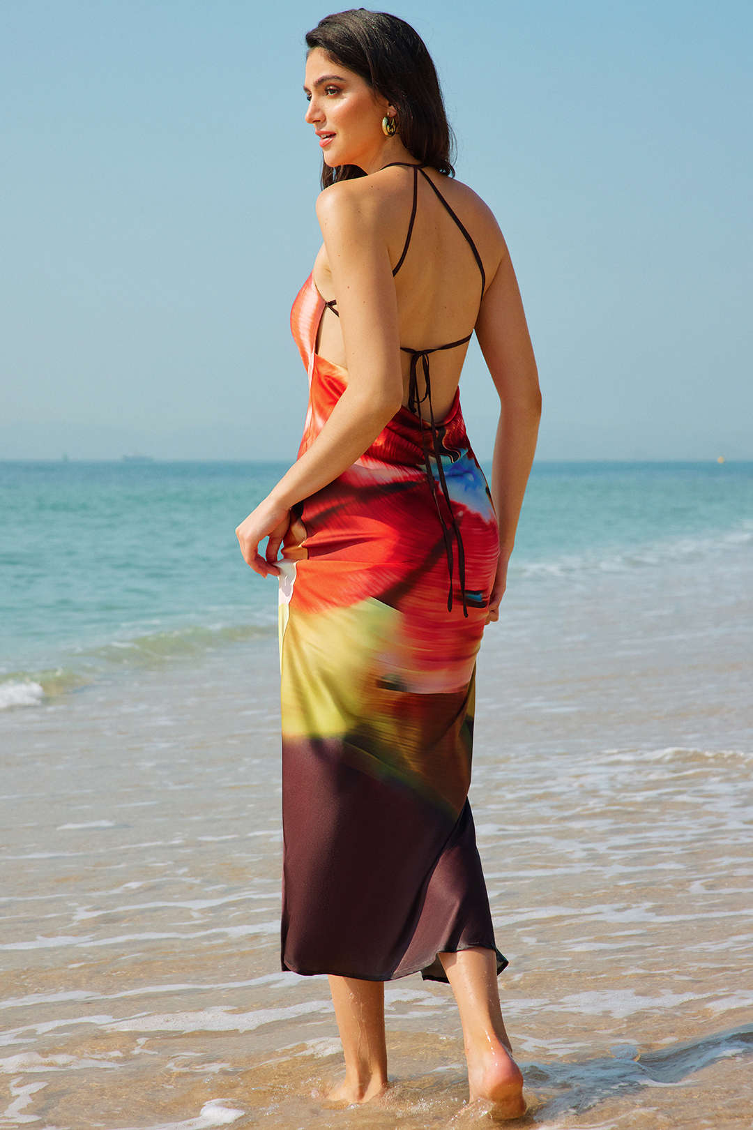 Tie-dye satijnen maxijurk met drapering en watervalhals