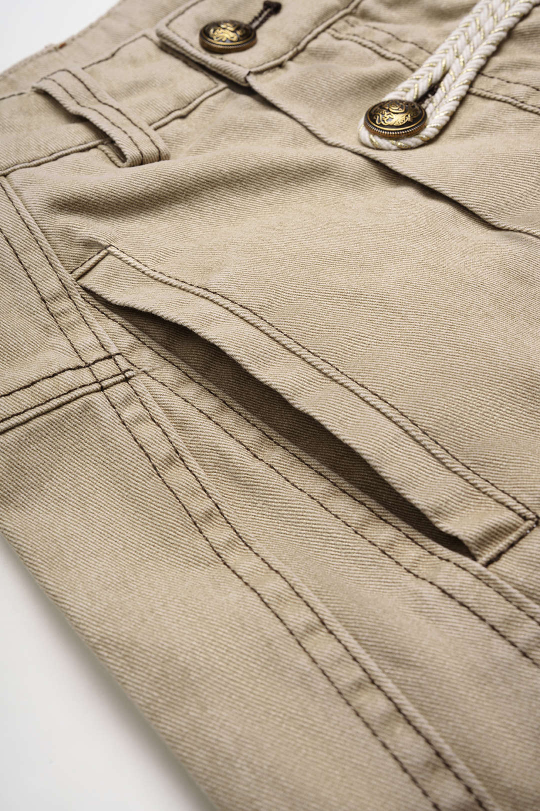 Broek met dubbele knopenrij en wijde pijpen