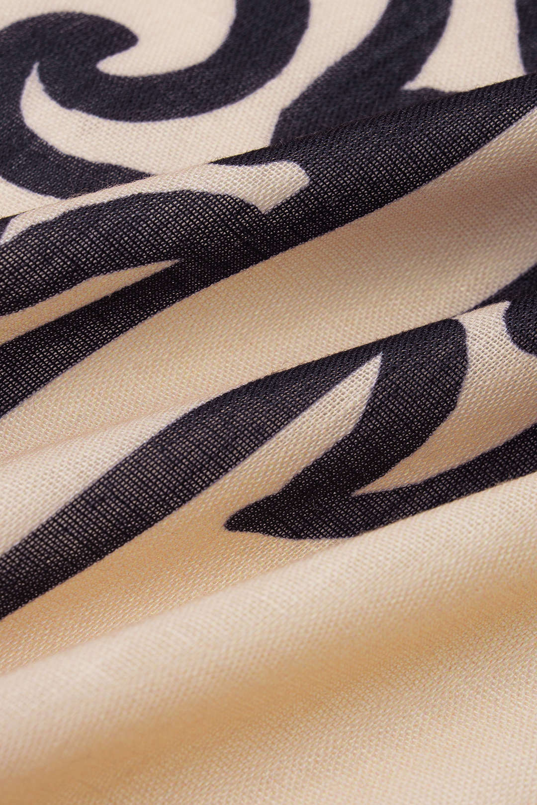 Geometrische top met V-hals en lange mouwen