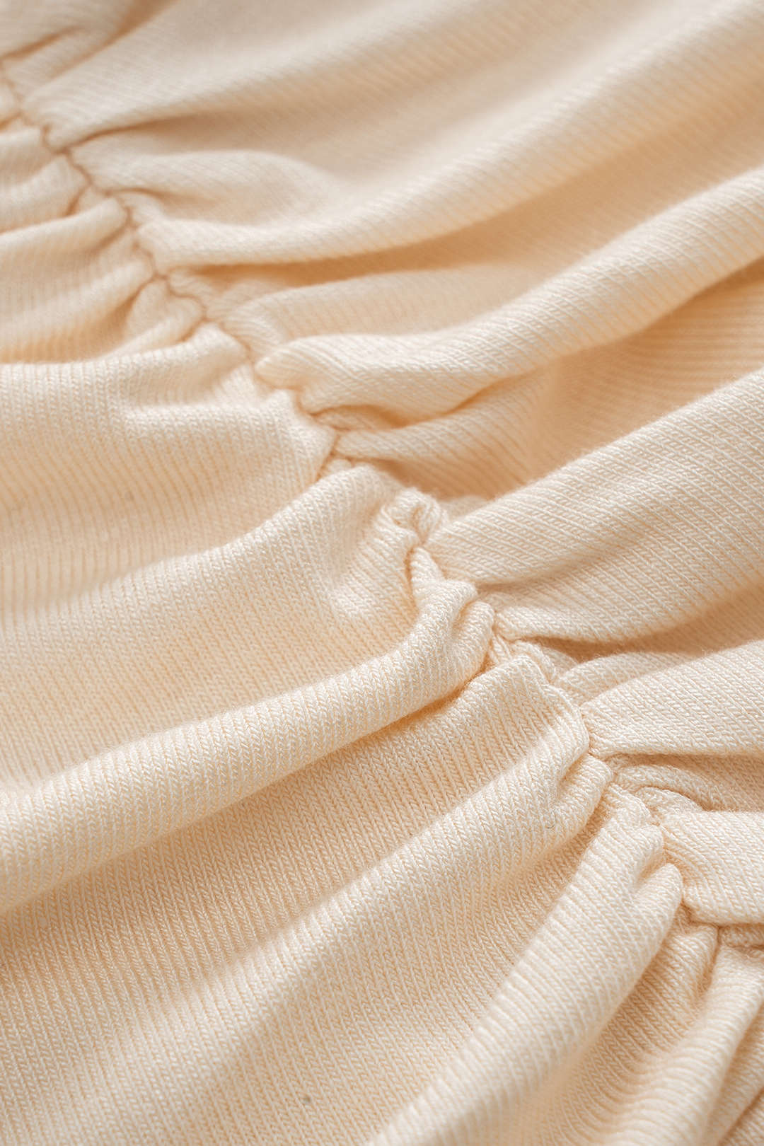 Asymmetrische midijurk met ruches en uitsnijding