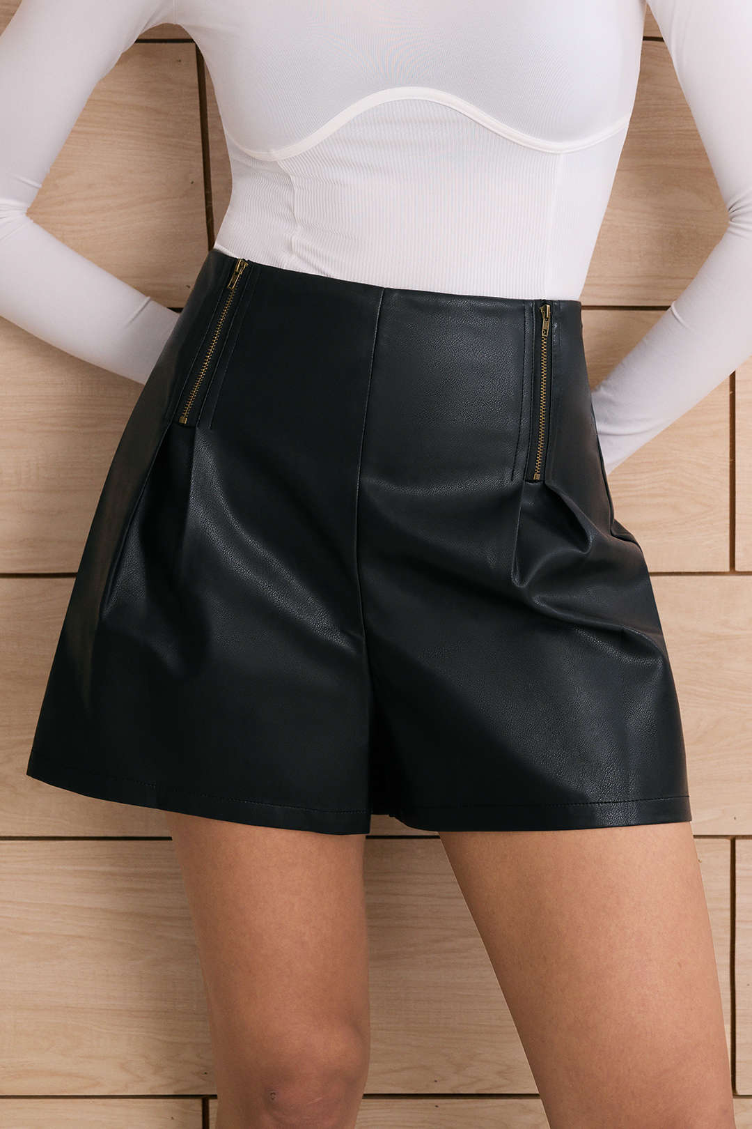 Leren-look short met ruches en rits