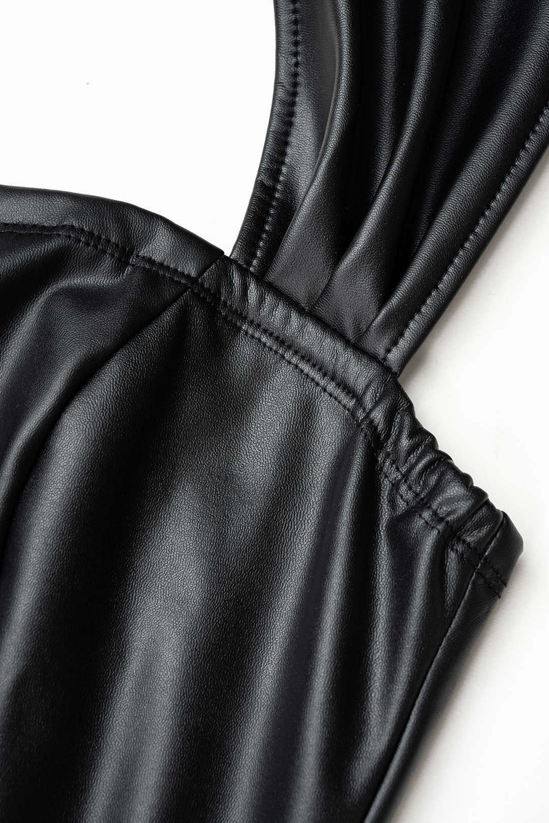 Lara - Leren-look tanktop met halternek en open rug