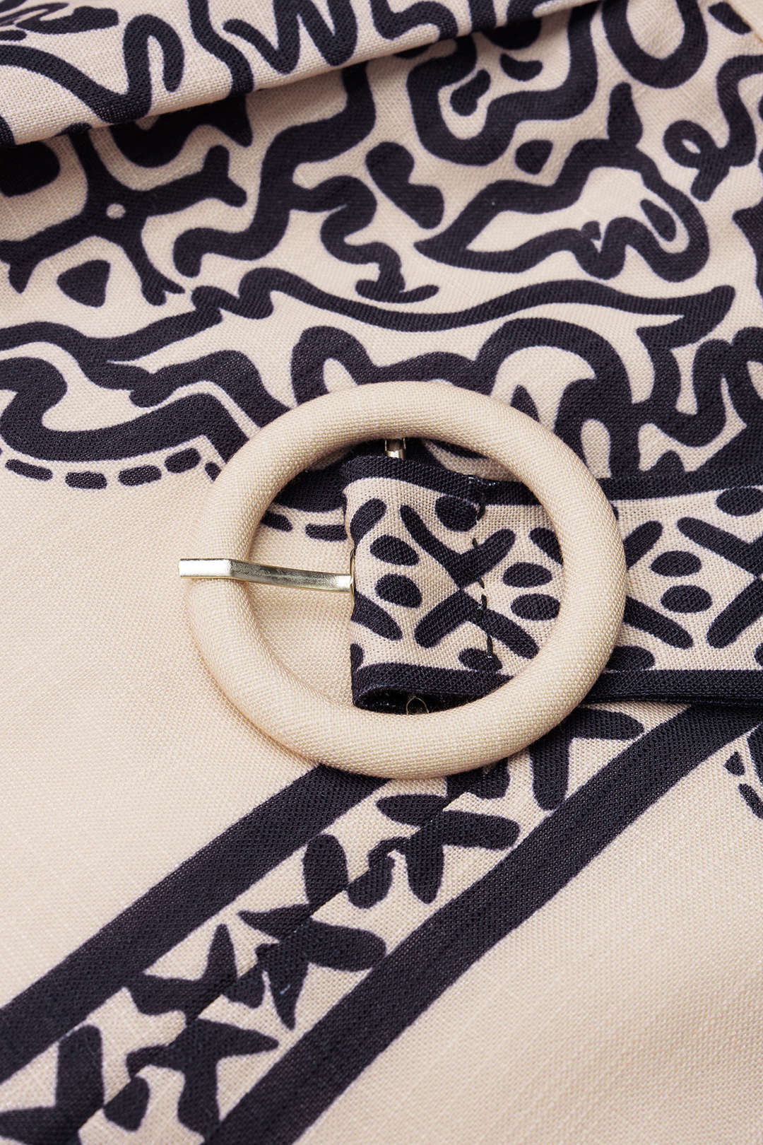 Geometrische short met riem en hoge taille