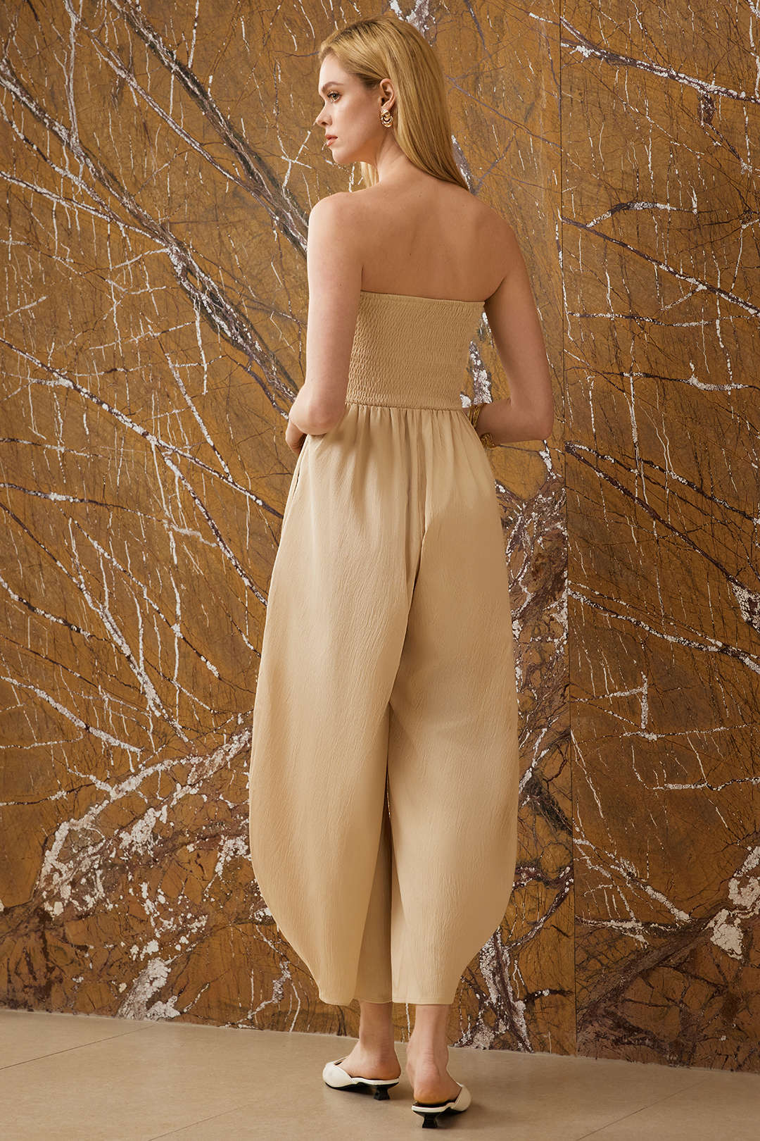 Mouwloze jumpsuit met strapless pasvorm, strik en ruches