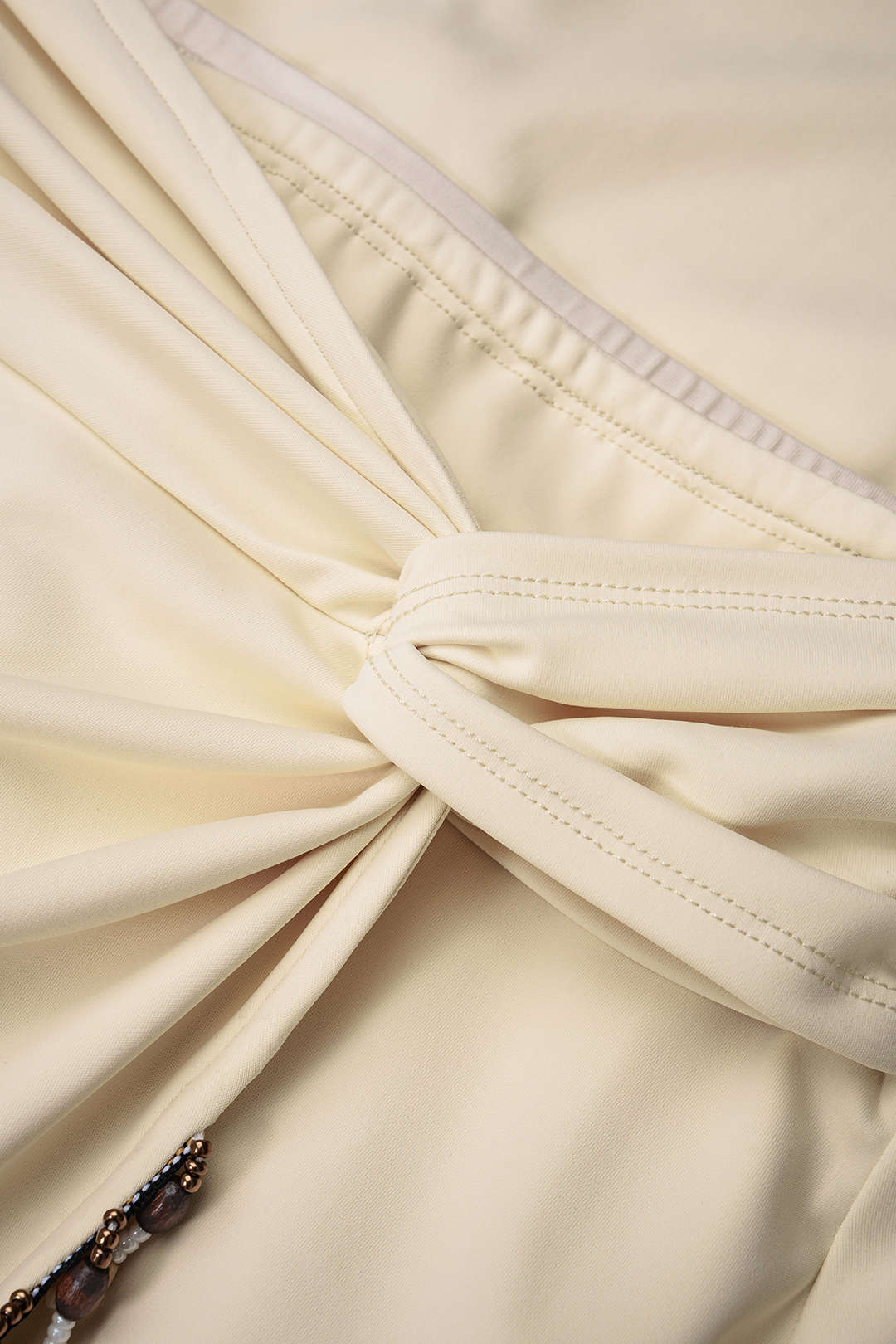 Asymmetrische rok met kralen en ruches