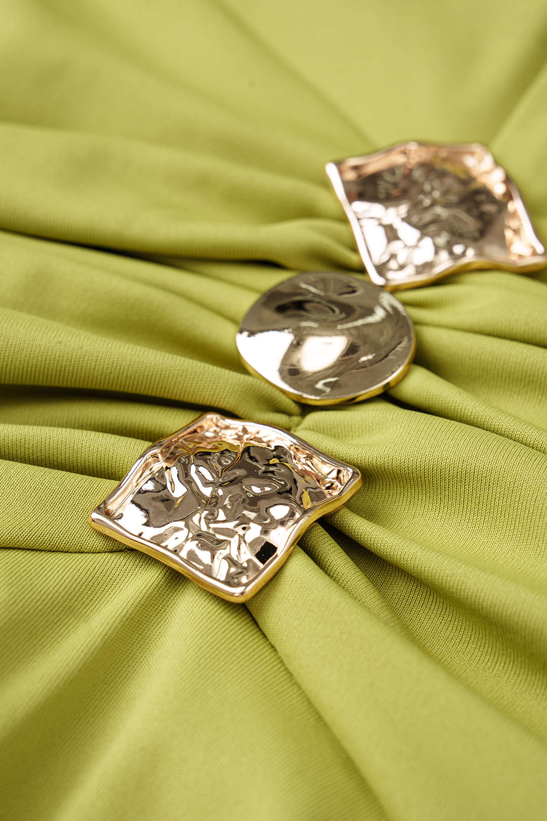 Metallic mouwloze body met V-hals, ruches en knoopjes