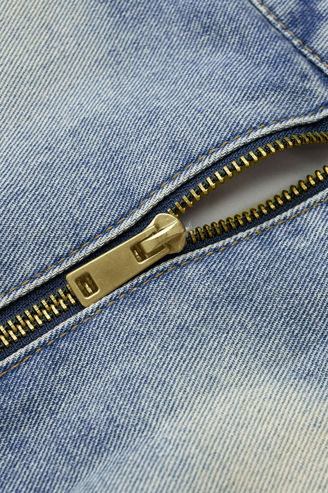 Denim patchwork rok met asymmetrische zoom en rafelrand