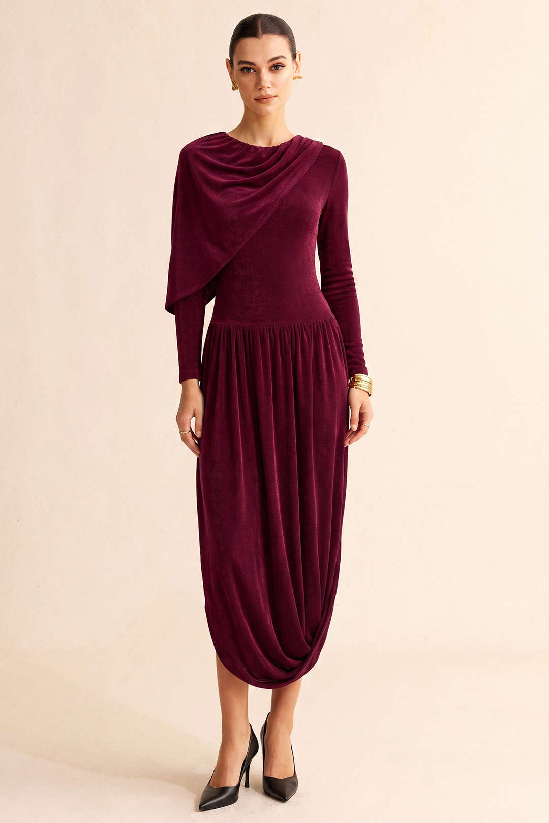 Asymmetrische maxijurk met ruches en ronde hals