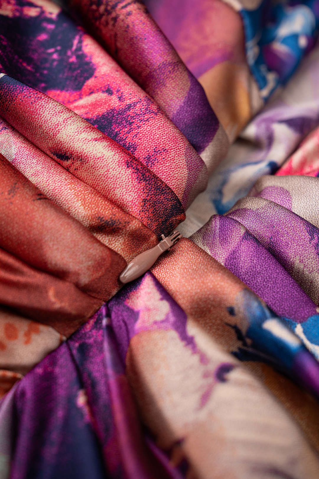 Elise - Bloemenprint satijnen midijurk met drapering en watervalhals