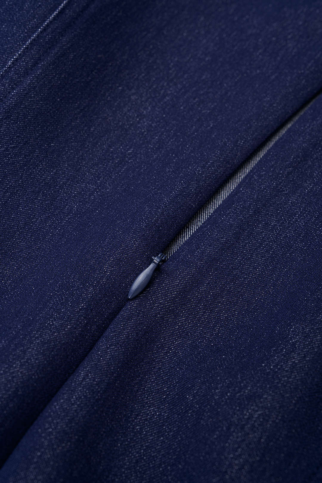 Denim asymmetrische midijurk met ronde hals en ruches